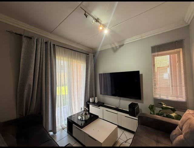 2 BEDROOM APARTMENT FOR SALE IN KEMPTON PARK CENTRAL